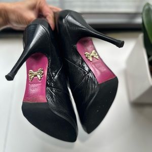 Vero Gucio black leather women boots, size 6.5